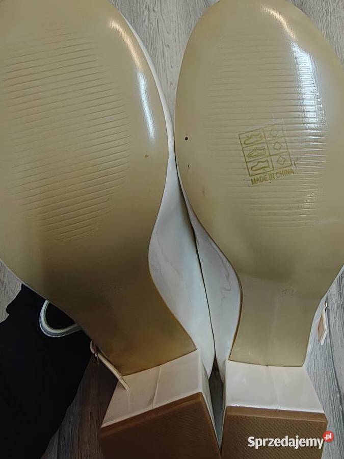 4243 Kremowe czółenka wieczorowe na szeroką