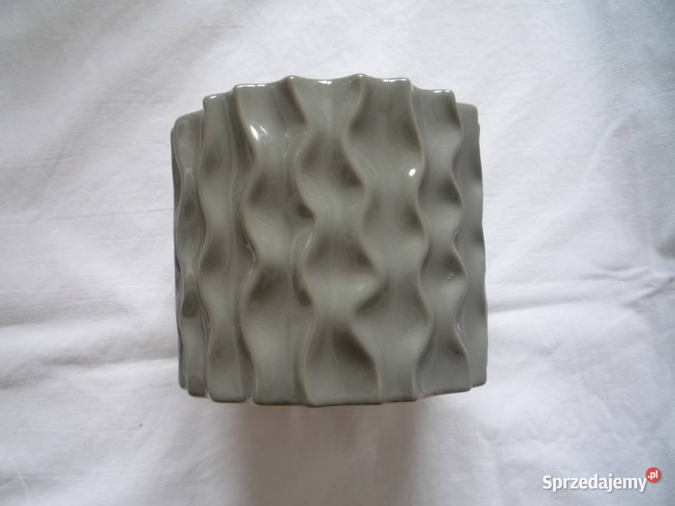 Szara doniczka osłonka na doniczkę