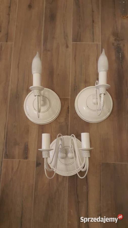 Białe kinkiety świecznikowe w stylu