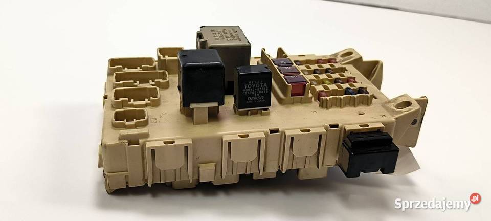 SKRZYNKA BEZPIECZNIKÓW TOYOTA YARIS I