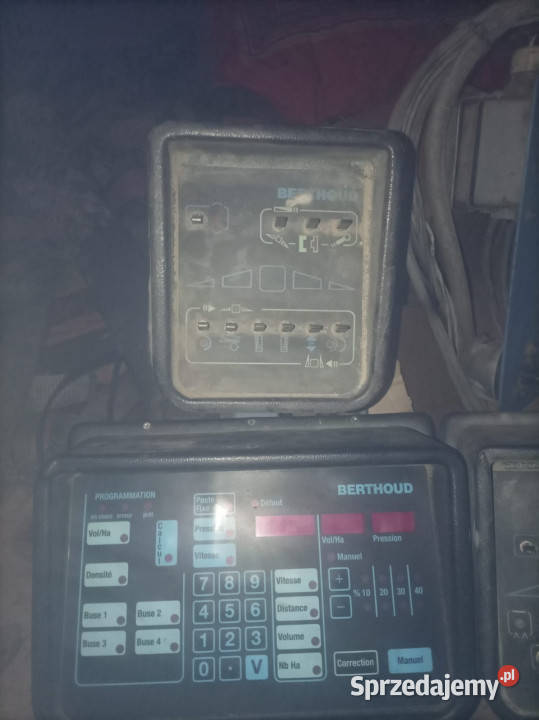 Opryskiwacz ciągany BERTHOUD RACE 32SX24 2500 L Włosty