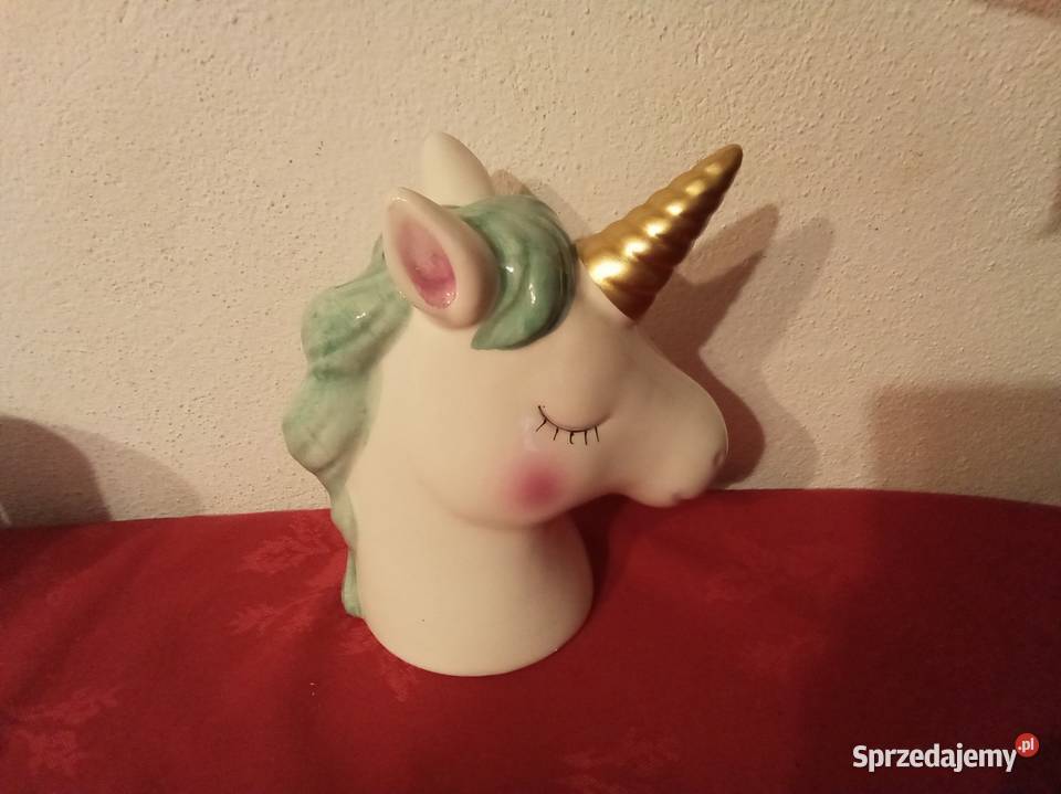 Porcelanowa głowa jednorożca z niebieskimi