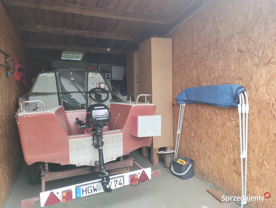 Hangar na przystani z miejscem w wodzie na Szczecin