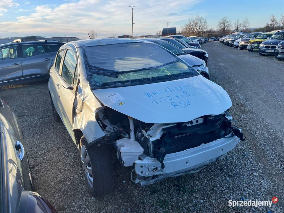 TOYOTA Yaris III 12 100 Hybride Cacharel DV170 4/5 Rzeszów