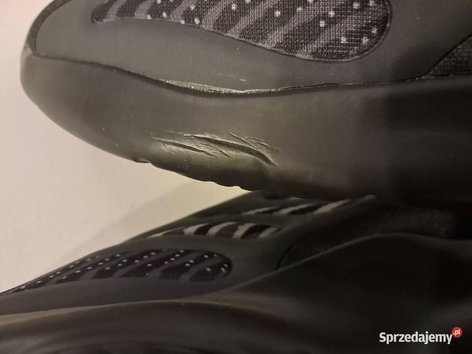 nowe buty z małą wadą fabryczną pokazaną na świętokrzyskie Sandomierz