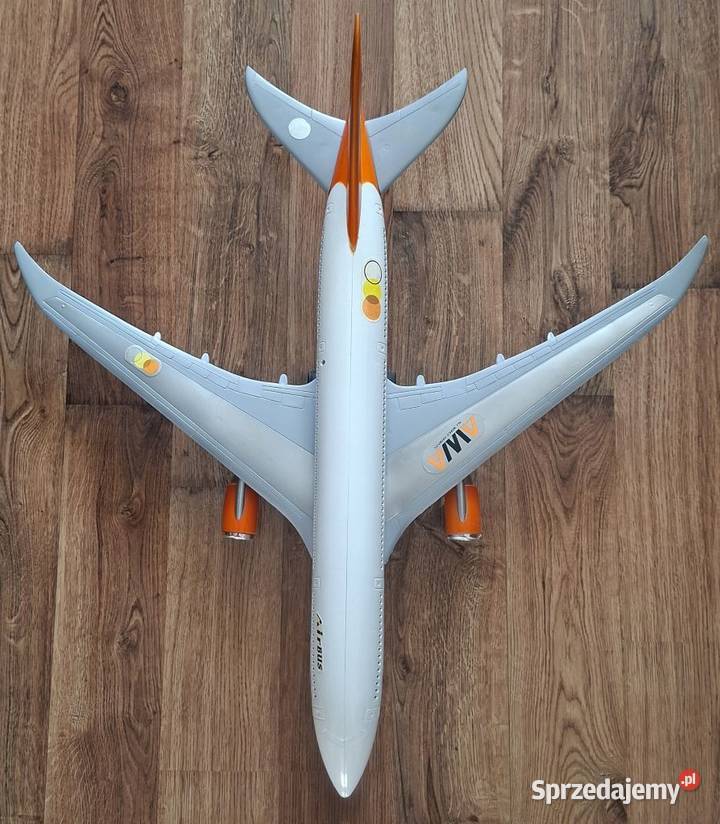 Duży samolot pasażerski AirBus z napędem jeździ Zielona Góra