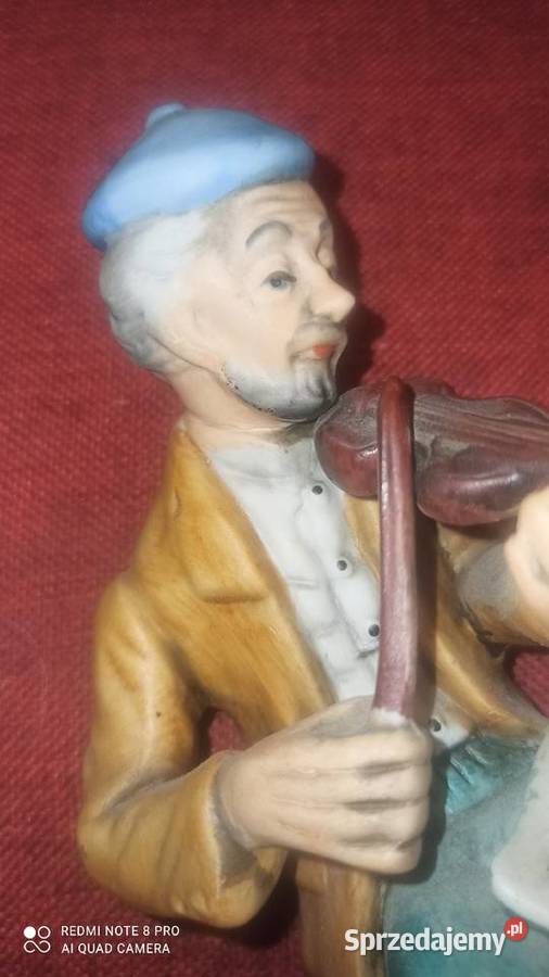 Figurka grajka z nutami na kolanach Skrzypek Gdańsk