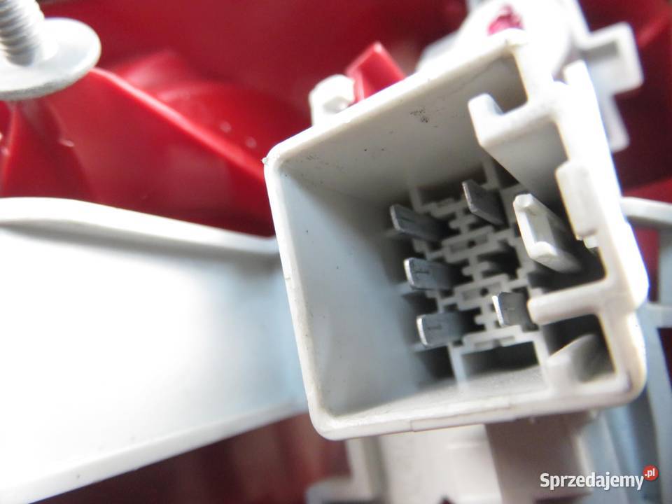 LAMPA PRAWA TYLNA FORD FIESTA MK6 VI 8A6113404A sprzedam