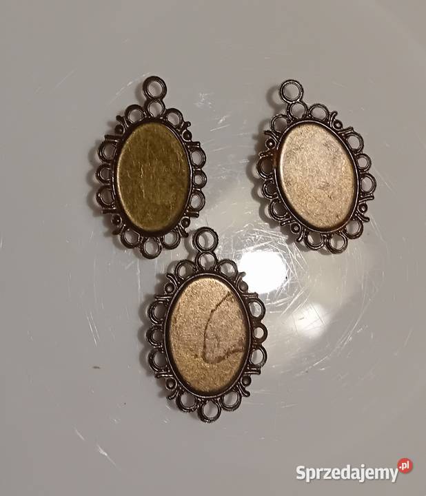 Trzy małe kamee oprawione w misiądz około połowy Koźminek