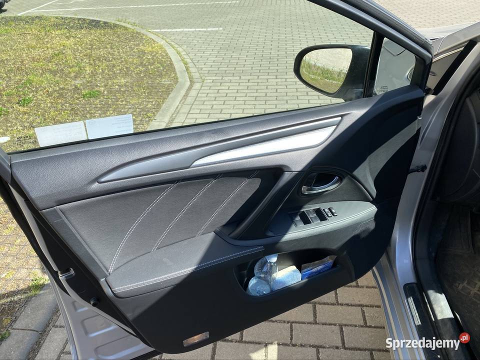 Sprzedam Toyota Avensis 18 sedan srebrna benzyna 1800cm3 Rzepin