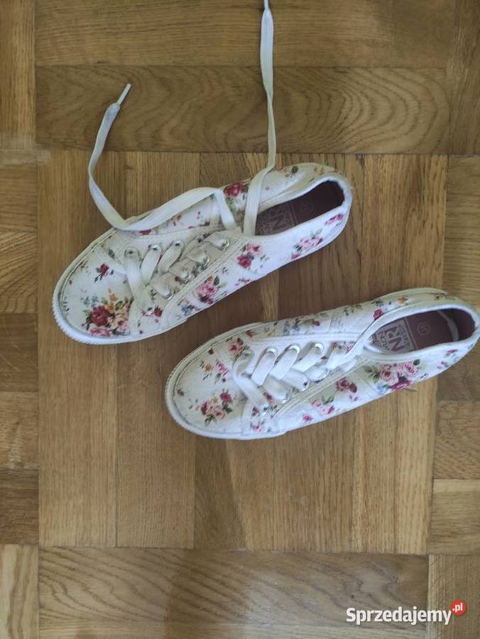 Sprzedam trampki w kolorze białym z kwiatowym inna