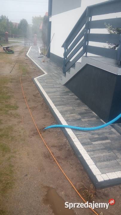 Układanie kostki Ogrodzenia Odwodnienia Izolacja usługi budowlane