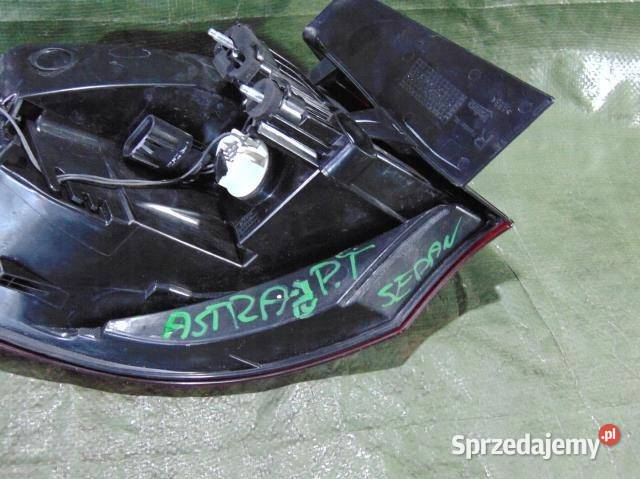 LAMPA PRAWA TYLNA TYŁ OPEL ASTRA IV J SEDAN