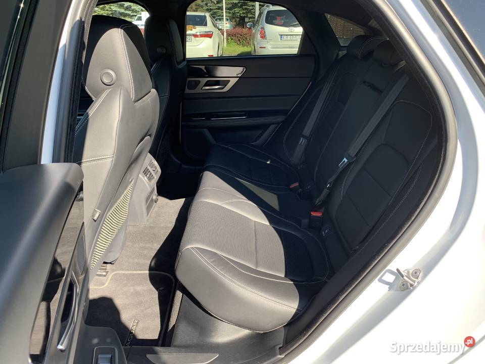 Jaguar XF 20 300 2019 Benzyna nieuszkodzony Kraków sprzedam