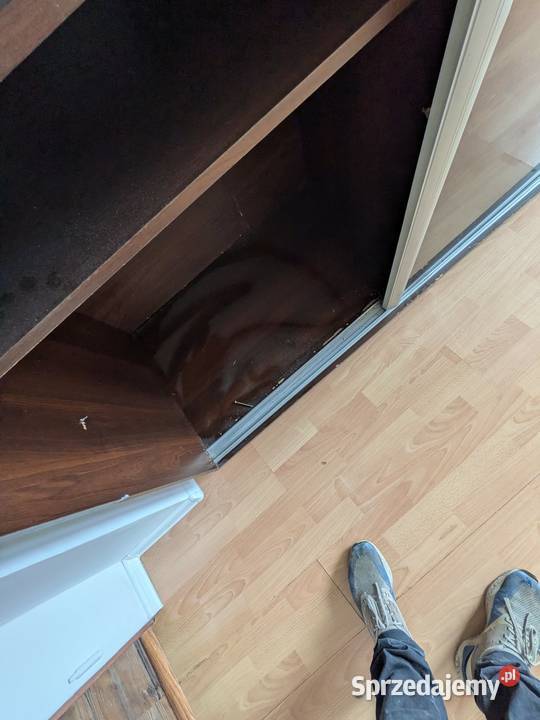 Używana szafa z widocznymi śladami użytkowania Wrocław