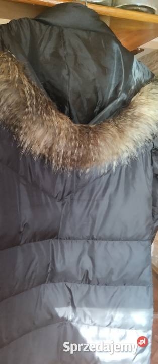 Czarny płaszcz zimowy z kapturem który posiada Nysa