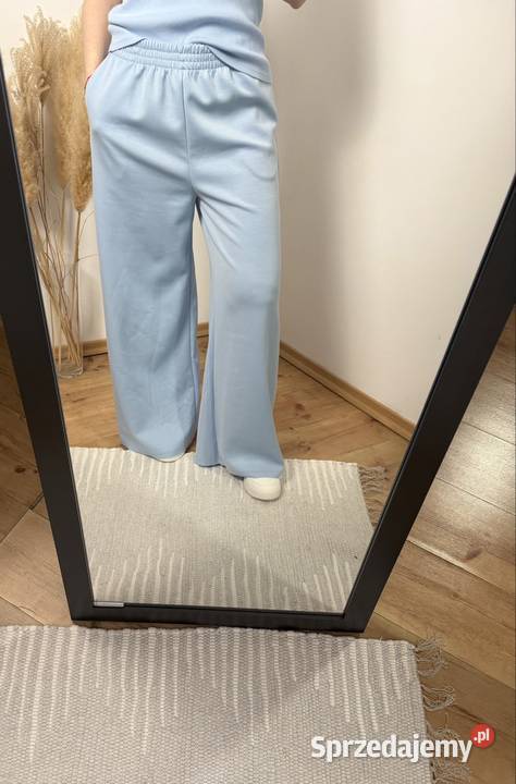 Błękitne spodnie dresowe wide leg miękkie wielkopolskie