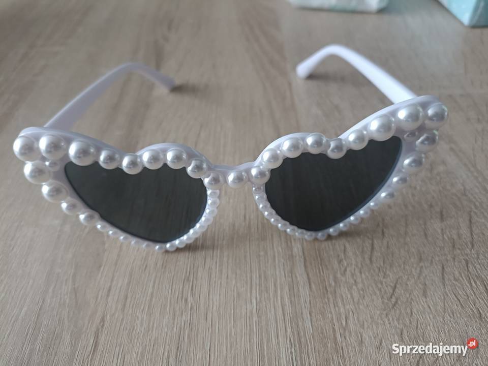 Okulary przeciwsłoneczne pary młodej Kwidzyn