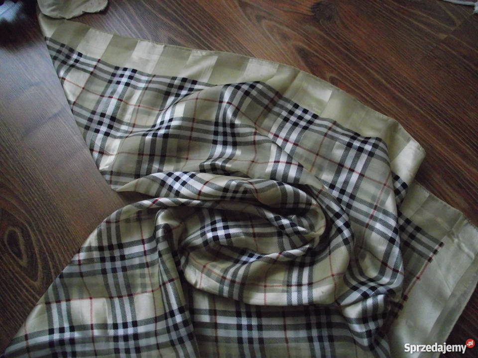 Z KOLEKCJI BURBERRY KAPELUSZ I APASZKA Piła