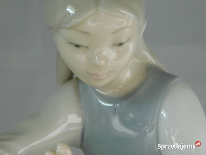 Figurka dziewczyny przeglądającej swoja nogę Nao Szczecin