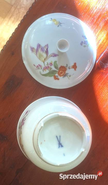 Bomboniera porcelanowa z ręczną florystyczną