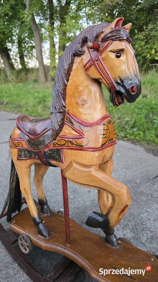 Zabytkowy koń na biegunach