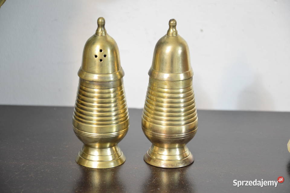 mosiężne solniczka i pieprzniczka na tacce stare Jastrzębie-Zdrój
