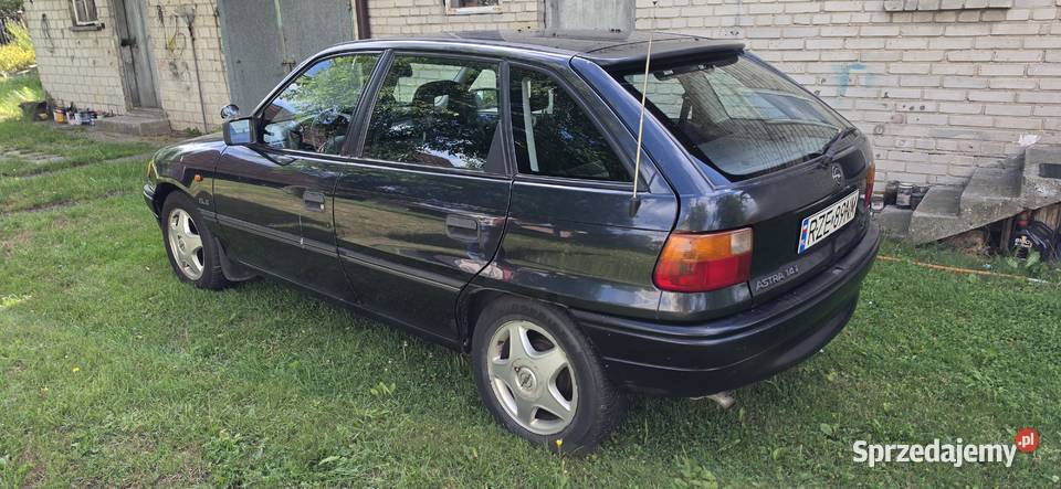 Opel Astra 14 benzyna z klimatyzacja garażowany nieuszkodzony Rzeszów