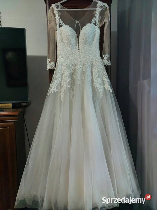 Suknia ślubna o kroju księżniczki Pionki