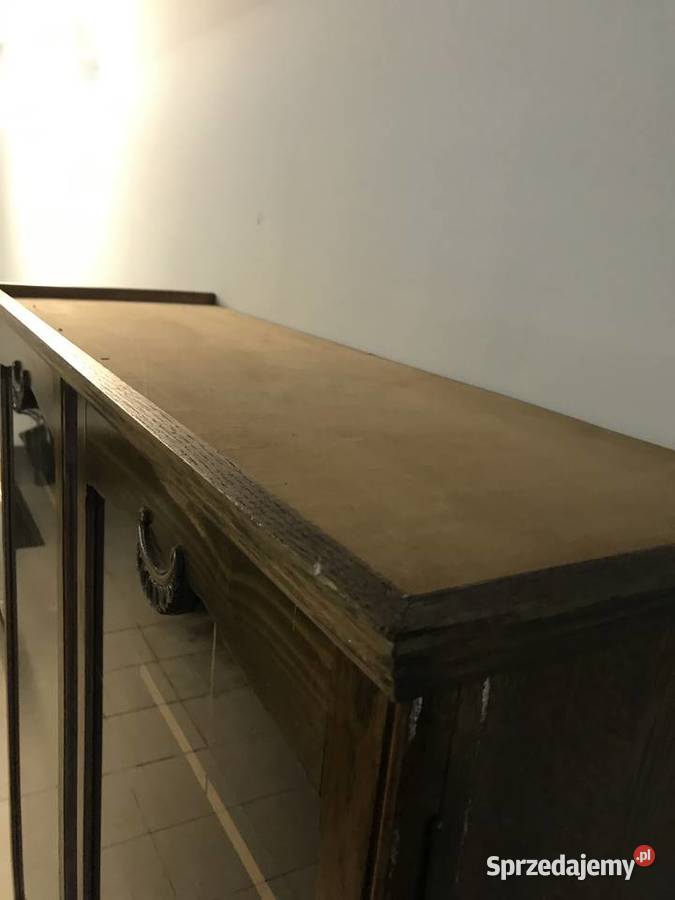 Piękna witrynka na książki Mrągowo
