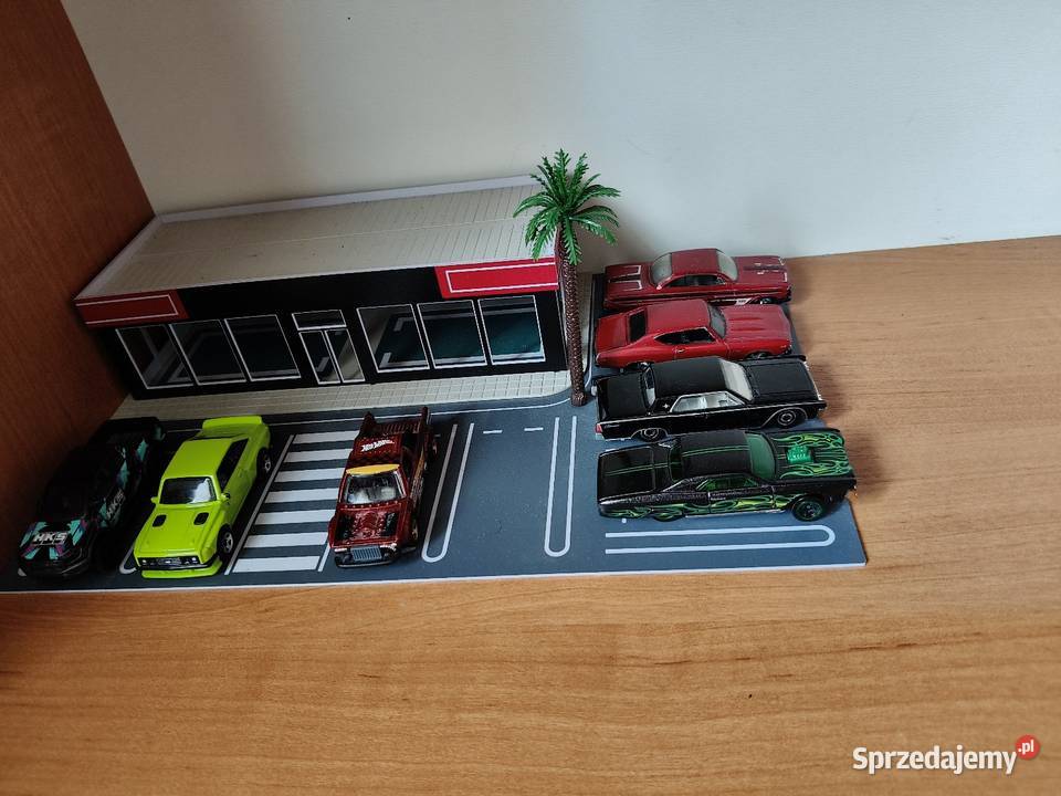 Makieta budynku z parkingiem mała diorama Rozbórz