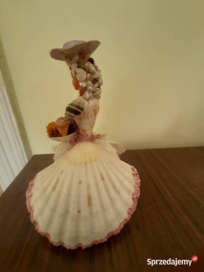 Kobieta figura wykonana z muszli Morąg