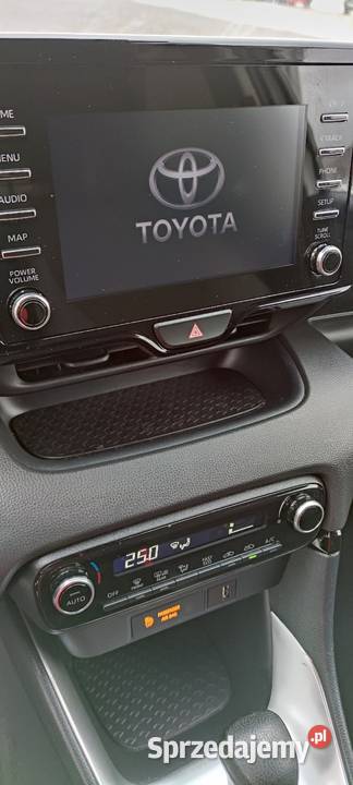 Toyota Yaris 15 hybryda 2021r 82 przebiegu lakier metallic Ciechanów