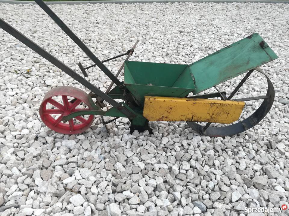 Siewnik ręczny taczkowy