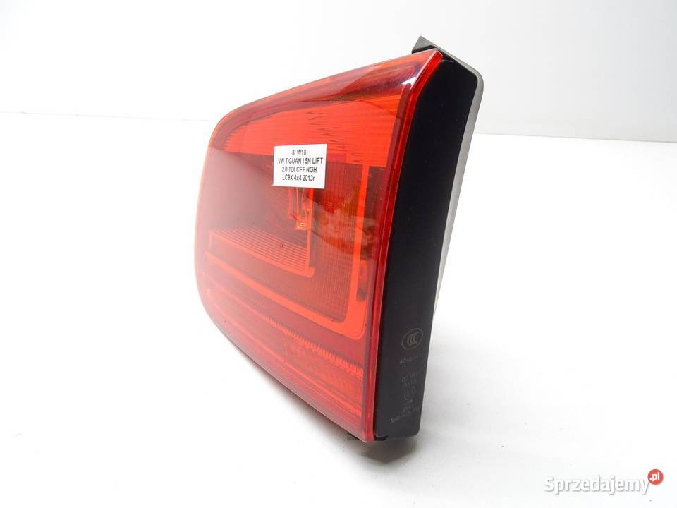 LAMPA PRAWA PRAWY TYŁ TYLNA W KLAPE 5N0945310 VW