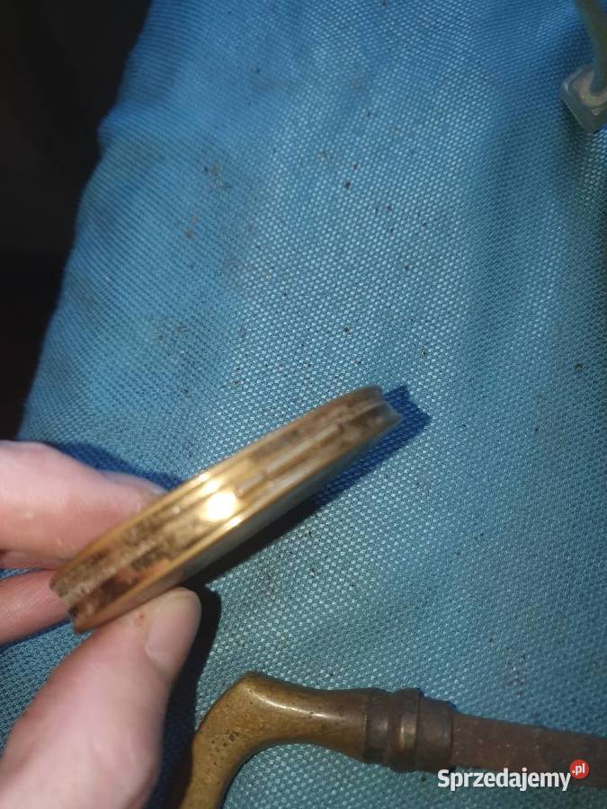 Stara mosiężna puderniczka antyk z lusterkiem i Sztuka współczesna