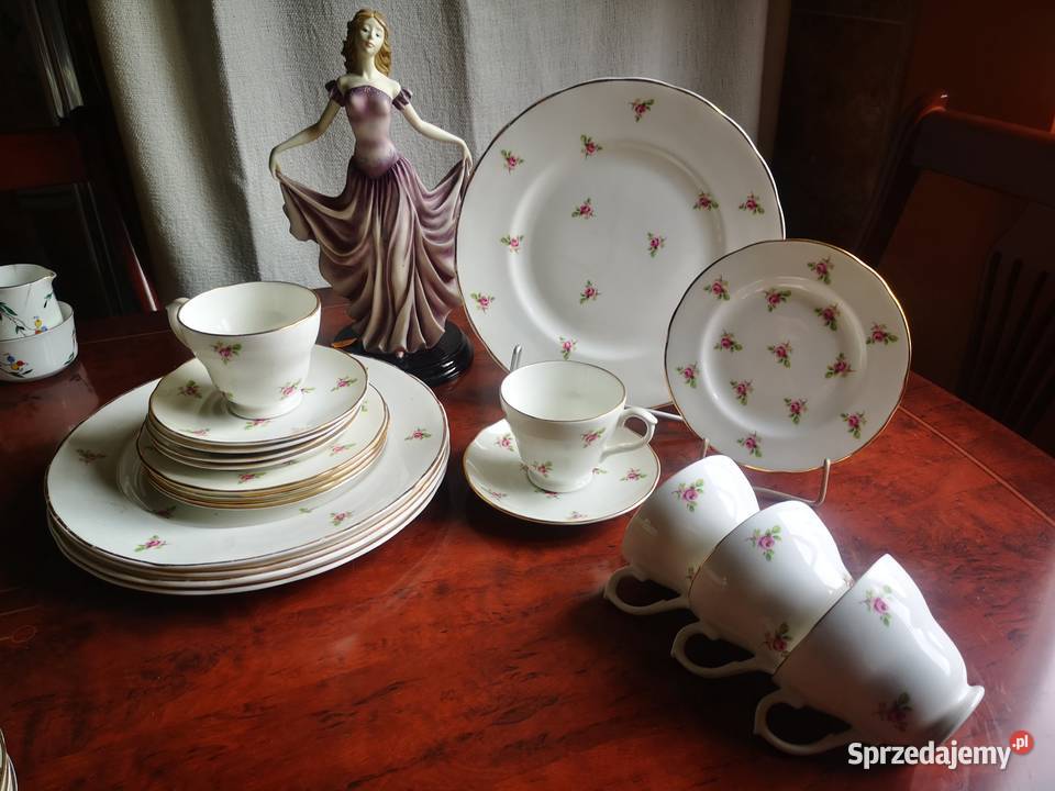 Filiżanka z talerzykiem deserowym i dużym