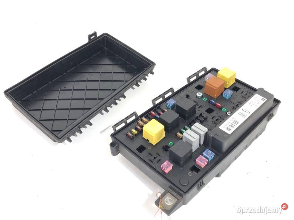 SKRZYNKA BEZPIECZNIKÓW OPEL ASTRA H 13206749