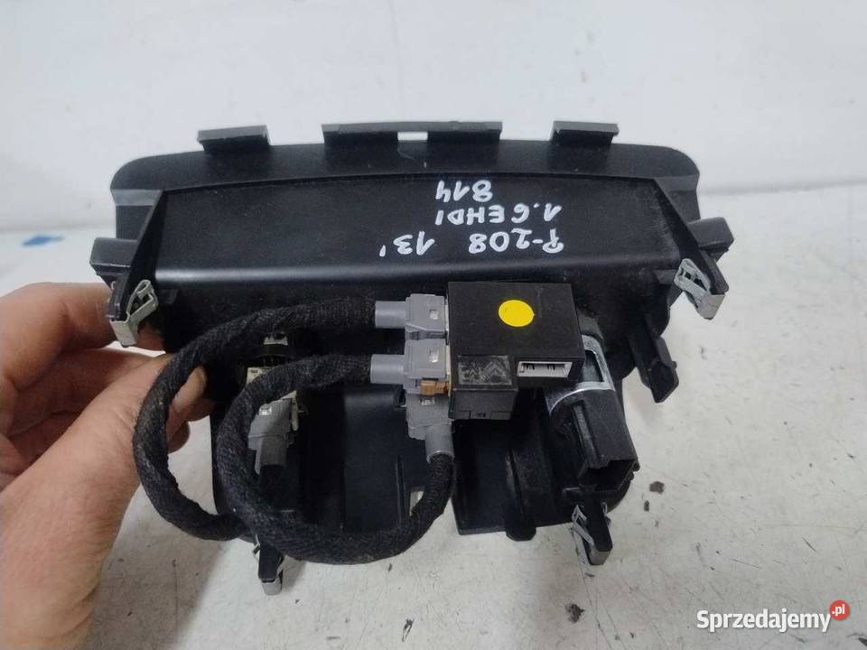GNIAZDO 12V USB PEUGEOT 208