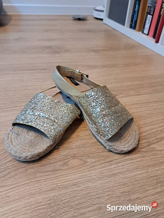 Złote espadryle na koturnie z brokatem i paskiem inna pomorskie Trąbki Wielkie