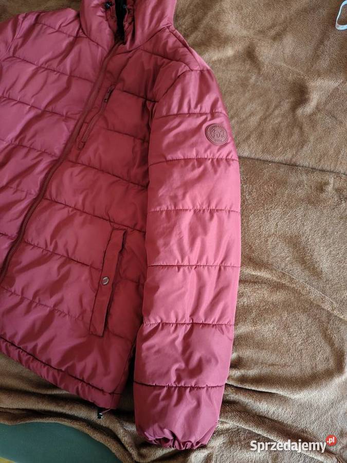 Męska jesienna kurtka z kapturem koloru czerwono Łask
