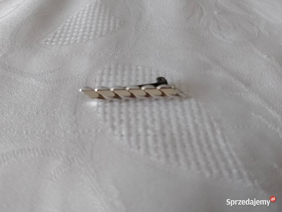 BROSZKA metalowa o srebrnym połysku z tłoczeniem Oborniki