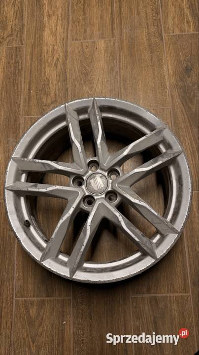 Sprzedam uszkodzoną felgę VW Seat 70jx17H2 ET43 Samochodowe pomorskie Starogard Gdański