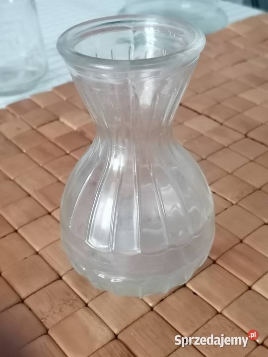 Mały szklany wazonik z lat 7080 Dzbanki, karafki i mleczniki sprzedam