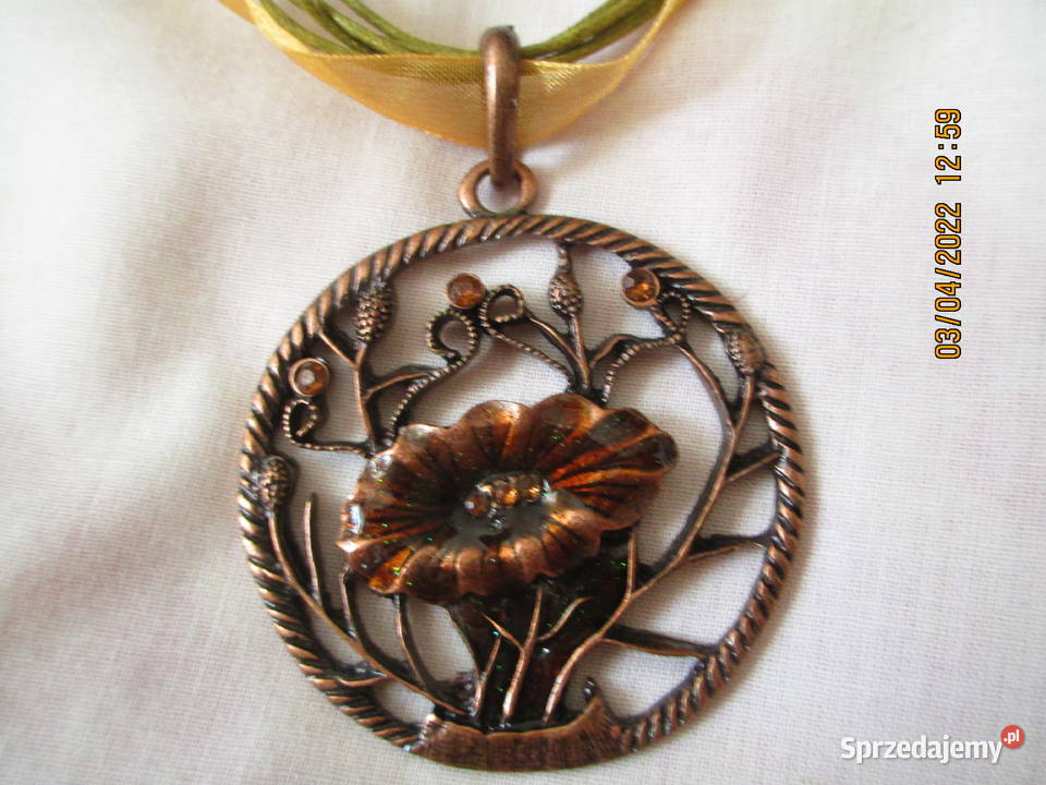 wisiorek metalowy z kwiatowym motywem sprzedam