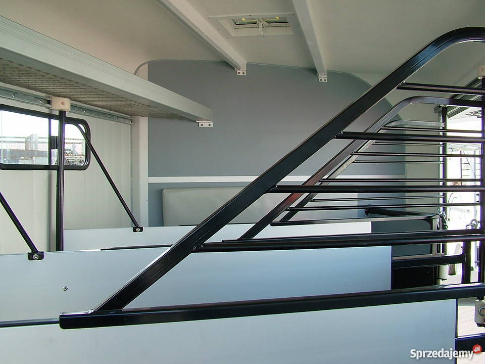 Przyczepa do przewozu koni czterokonna