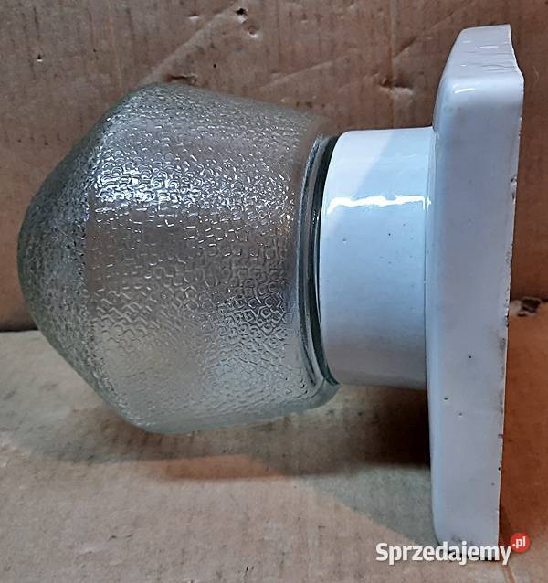 Lampa z oprawą porcelanową naścienna E 27 z lat Ostrów Wielkopolski