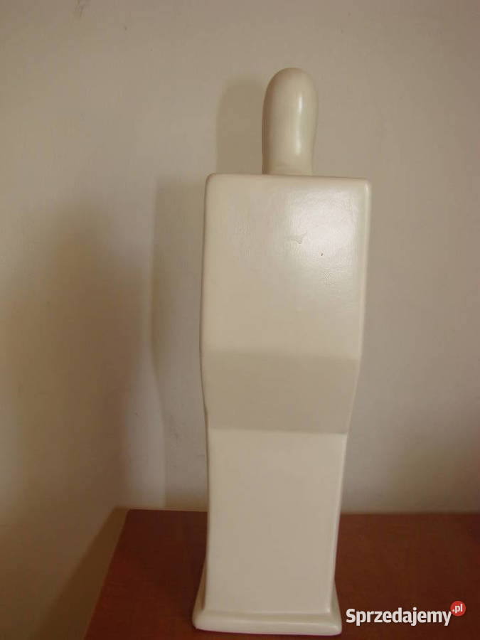 stylizowana ceramiczna figura