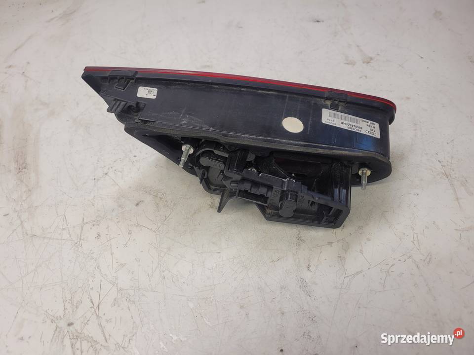 LAMPA PRAWY TYŁ W KLAPĘ AUDI A3 8V 3D 8V3945094B osobowe Przystajń