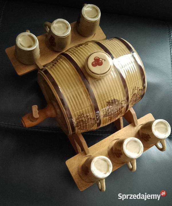 Beczka Vintage na stojaku z kufelkami Beczki i kamionki Nakło nad Notecią